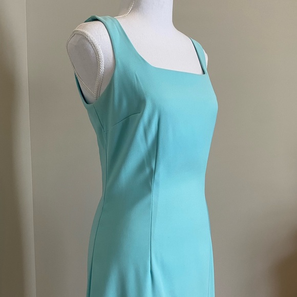 Sky Blue Square-neck, Sleeveless Shell Dress - Picture 3 of 8